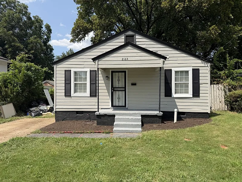 3 bed, 1.0 bath, 1092 sqft, $1,100 — Photo 2