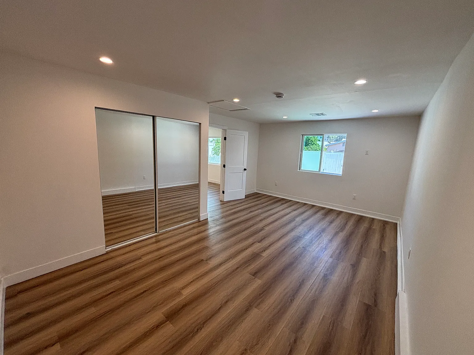 N Frederic St, Burbank — Photo 4