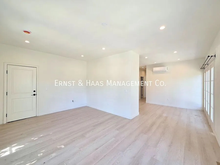 Charming Remodeled 2-Bedroom Near Downtown Long Beach!*Move-In Special* — Photo 3