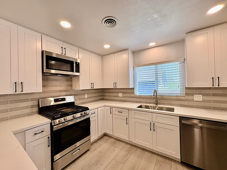 637 Geneva Ave — Photo 6
