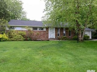 63 Old Farm Rd, Roslyn Heights, NY 11577