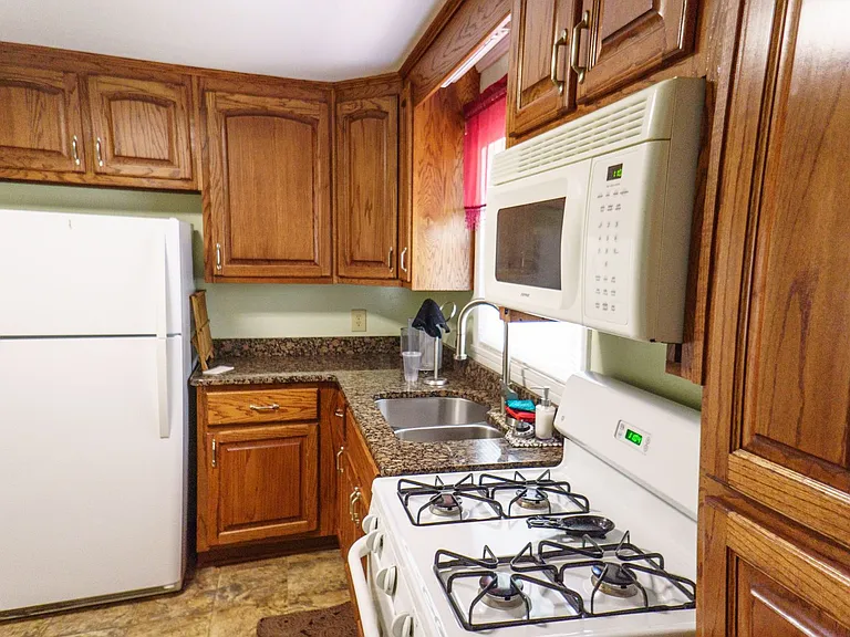 560 Lincoln St — Photo 10