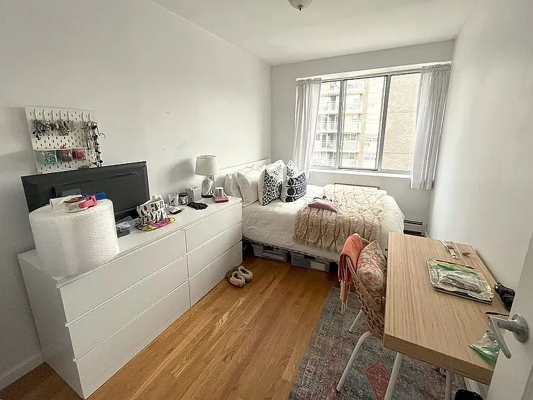 424 E 10th St #3B — Photo 2