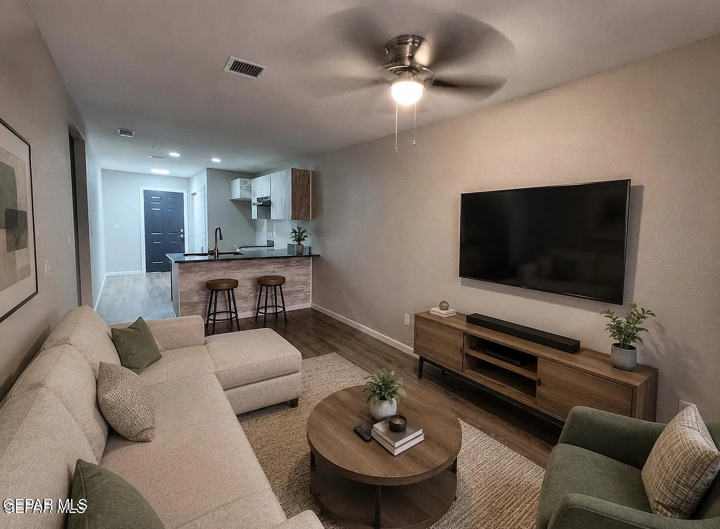 2 bed, 680 sqft, $1,350 — Photo 2