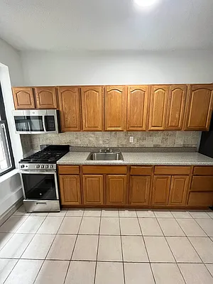 Rented by Reyes & Elsamad Real Estate Group | media 2