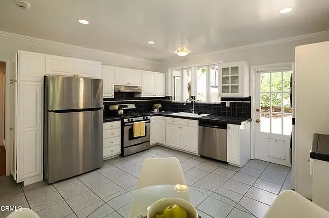 501 Fremont Ln — Photo 7