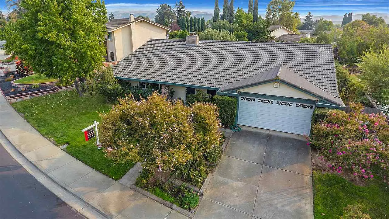 1479 Lexington Way photo 1