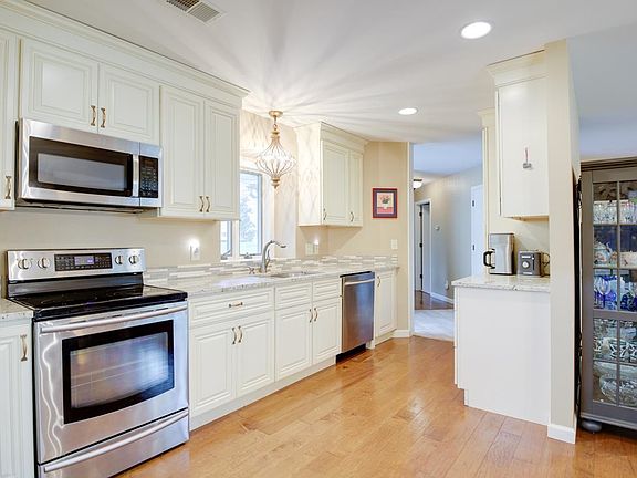 2nd image of 102 Oxford Ln