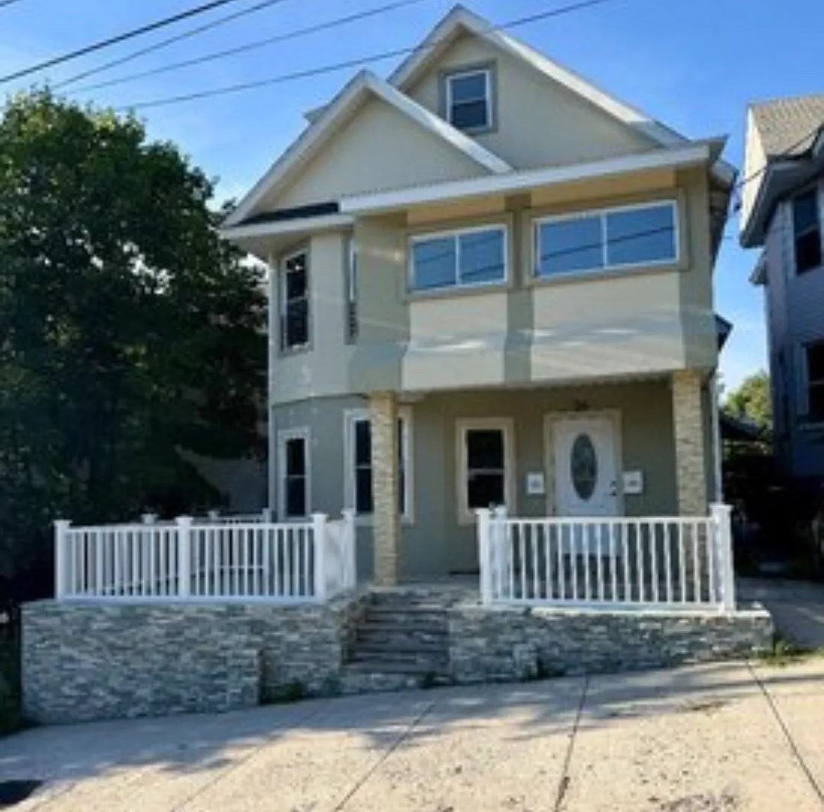 4 bed, 1220 sqft, $1,600 — Photo 1
