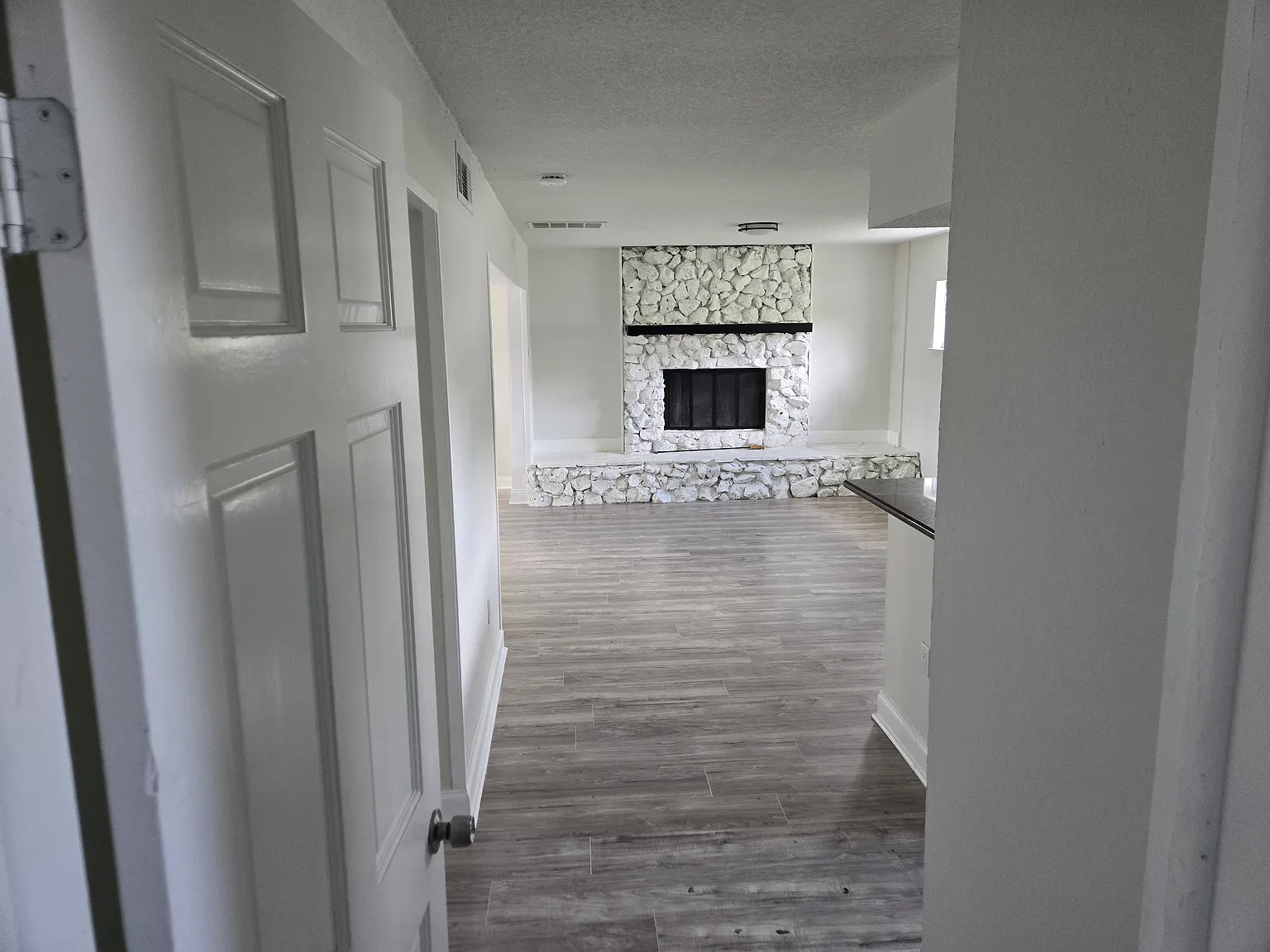 1 bed, 850 sqft, $1,900 — Photo 4