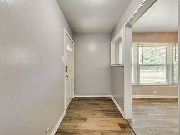4th image of 1014 W Belden St
