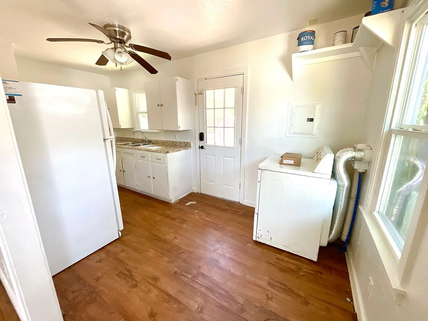 Charming 2 Bedroom House with Detached Garage & Workshop in the Heart of Llano! — Photo 4