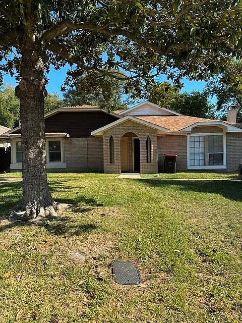 2 bed, 1.0 bath, 1018 sqft, $1,300 — Photo 1