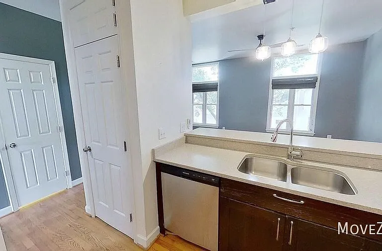 208 E Davie St — Photo 9