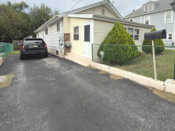 425 Manhattan St, Essington, PA 19029