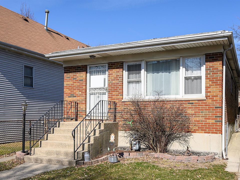 2nd image of 454 W 46th Pl