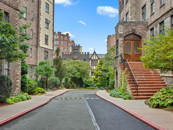 116 Pinehurst Avenue image 9 of 15