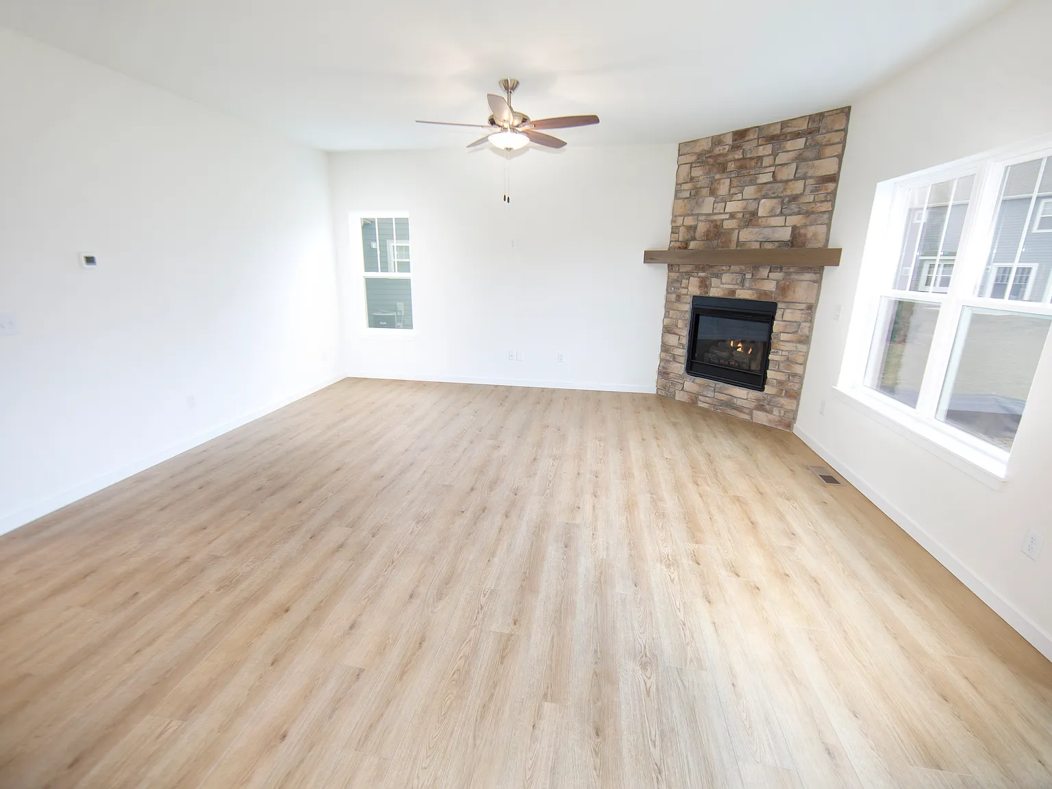 4 bed, 2.5 bath, 2312 sqft, $4,000 — Photo 3
