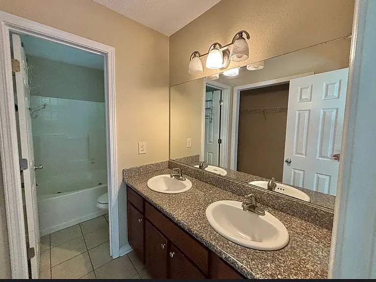 111 S Jackson Ave — Photo 3