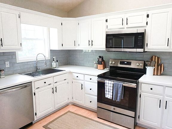 5th image of 709 Academy Woods Dr