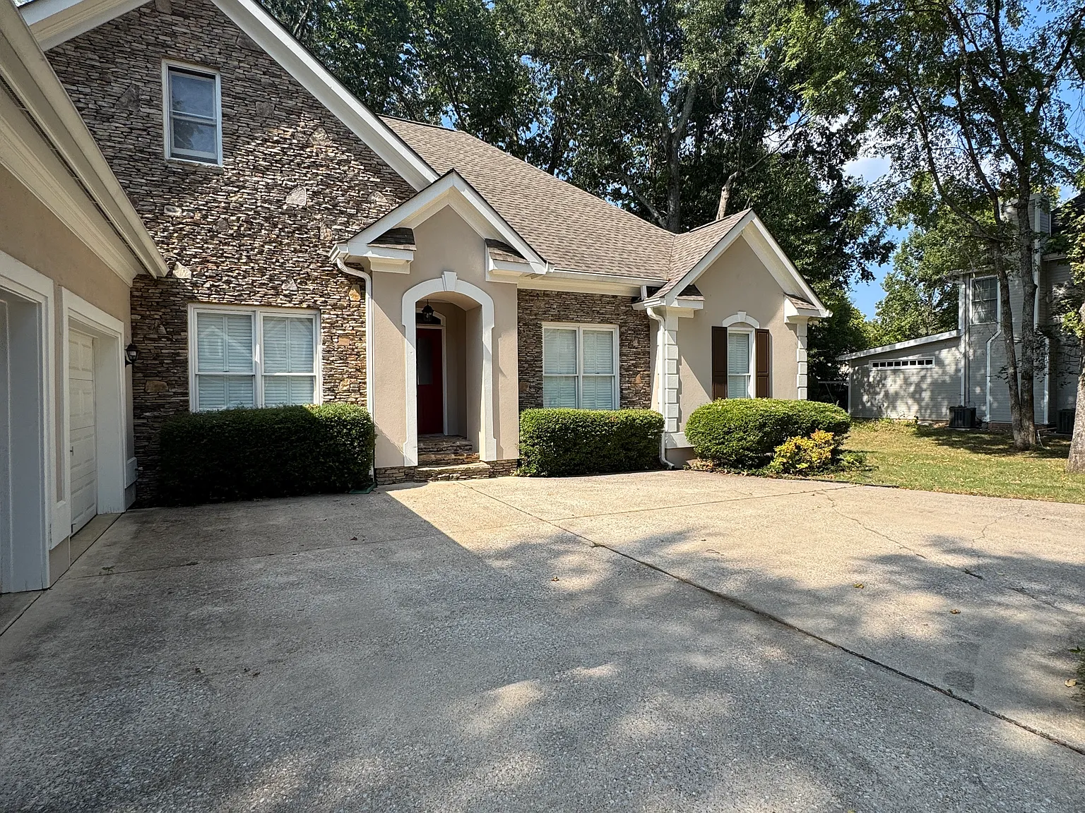3 bed, 2280 sqft, $2,400 — Photo 3