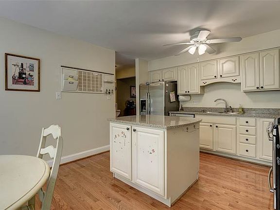 4th image of 10417 Carriagepark Ct