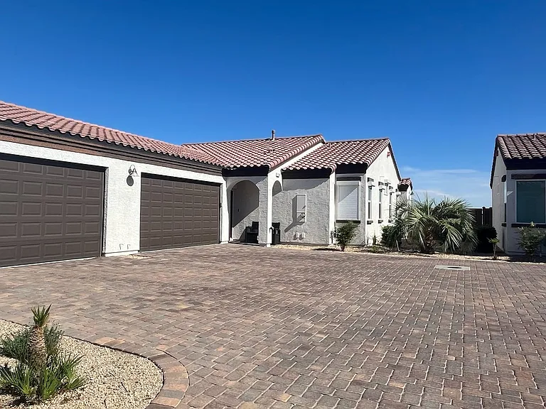 1533 Franklin Ln — Photo 2