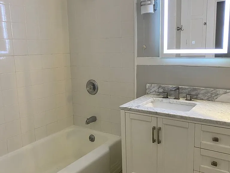 609 E State St — Photo 122