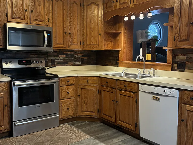 129 Hughes Ave — Photo 4