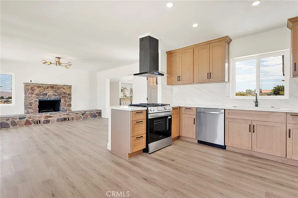 3 bed, 2327 sqft, $2,800 — Photo 2