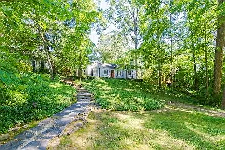 525 Spring Valley Rd NW — Photo 3
