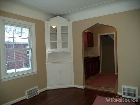 5th image of 15252 McLain Ave