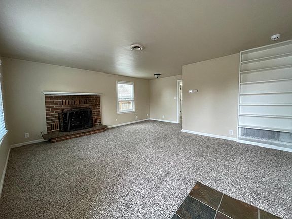 Living Room/Entrance