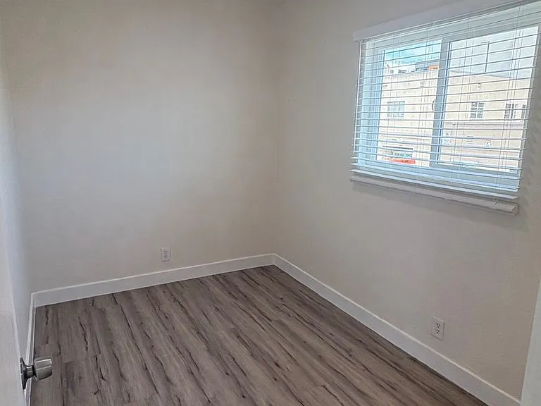 1142 Hoffman Ave — Photo 6