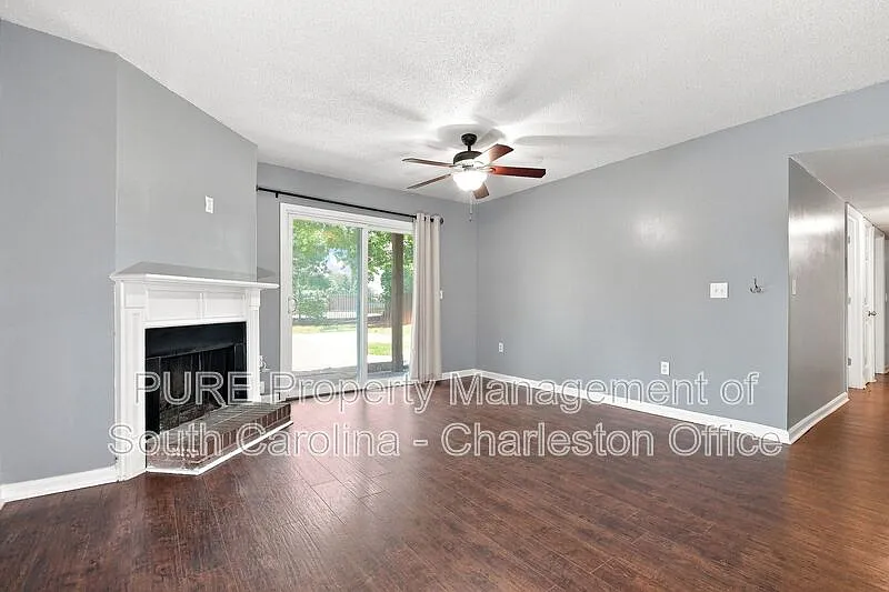 3 bed, 2.0 bath, 1075 sqft, $2,049 — Photo 4