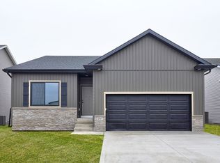 1047 NW Yorktown Dr, Waukee, IA 50263