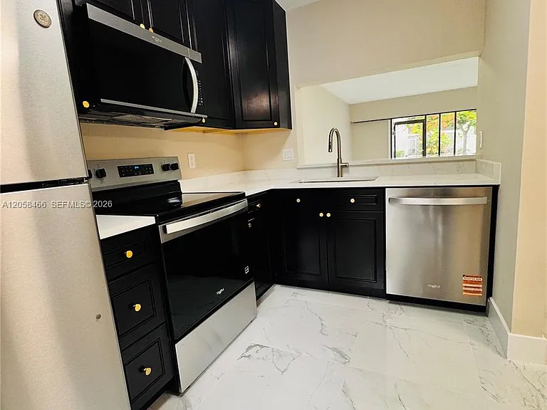 3939 NE 5th Ave #C106 — Photo 2