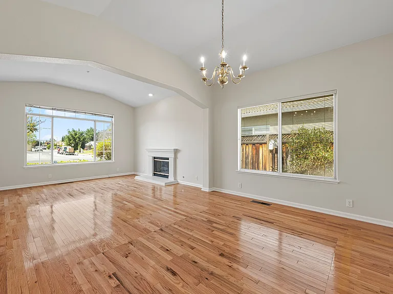 560 Diana Ave — Photo 10