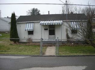 305 Mayfair Ave, Oak Hill, WV 25901