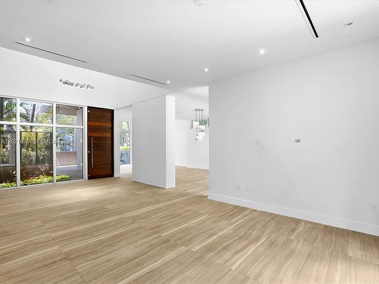 125 Hampton Ln — Photo 6