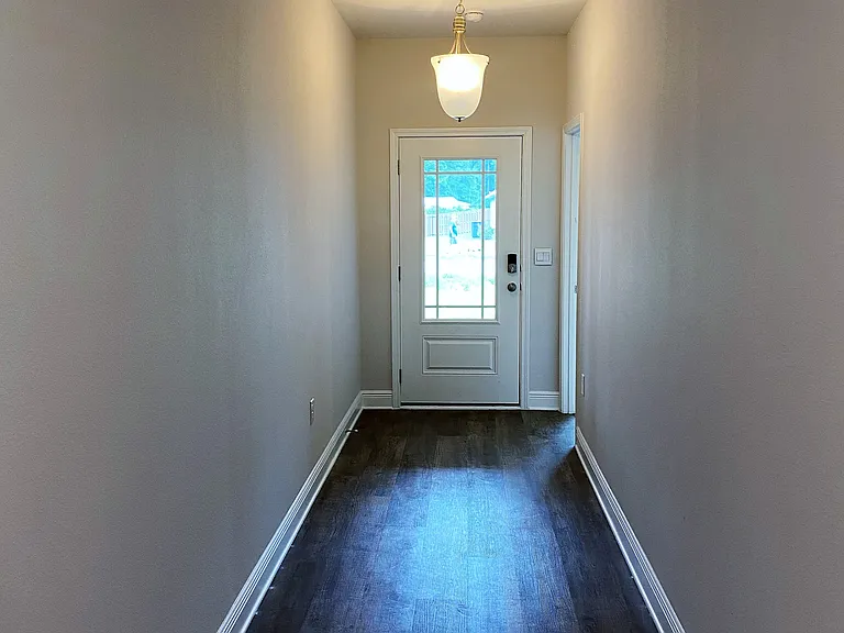 104 London Cir — Photo 2