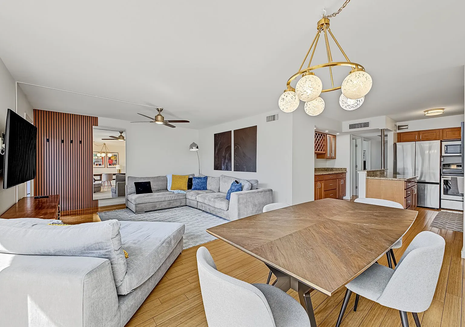 Fully Furnished 3/2 mid century condo. — Photo 4