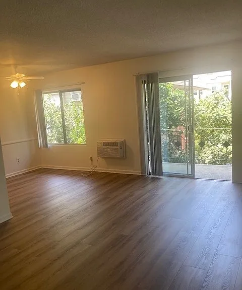 1677 N Lake Ave #10 — Photo 4