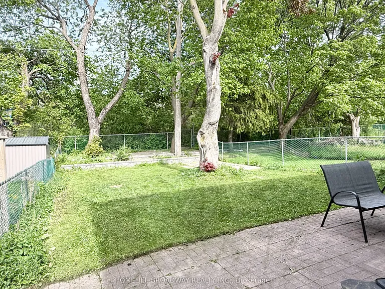 140 Sexton Cres #3 — Photo 4