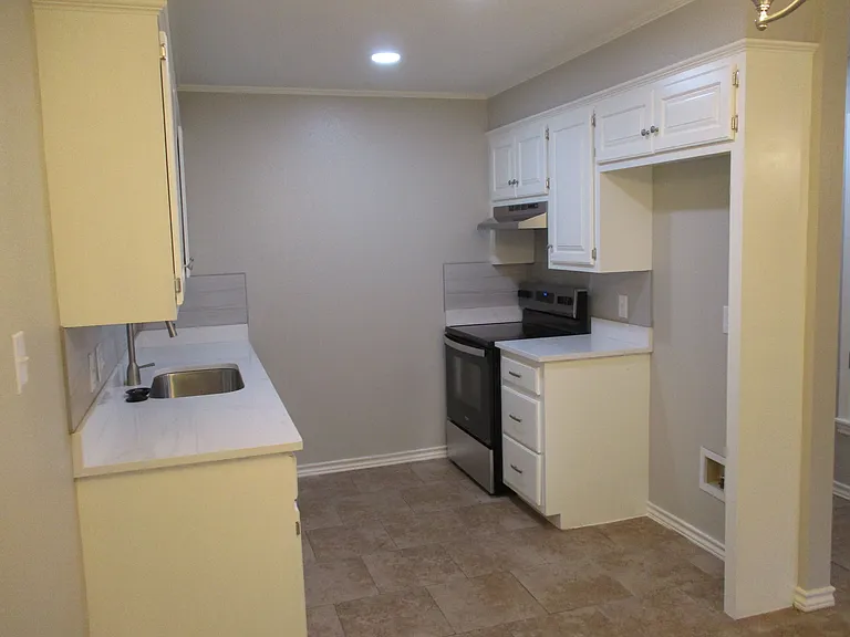 2620 County Ave — Photo 5