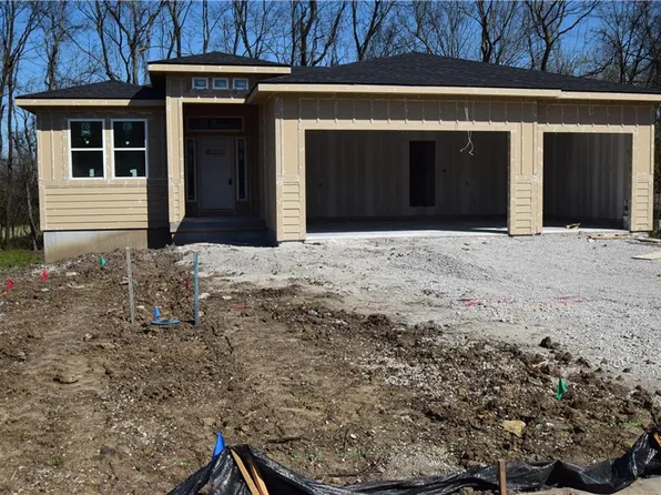 1703 Locust St, Oak Grove, MO 64075