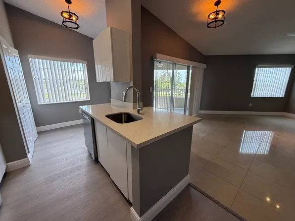 2881 N Oakland Forest Dr, Fort Lauderdale, FL