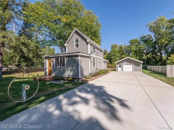 9156 Elizabeth St, Whitmore Lake, MI 48189