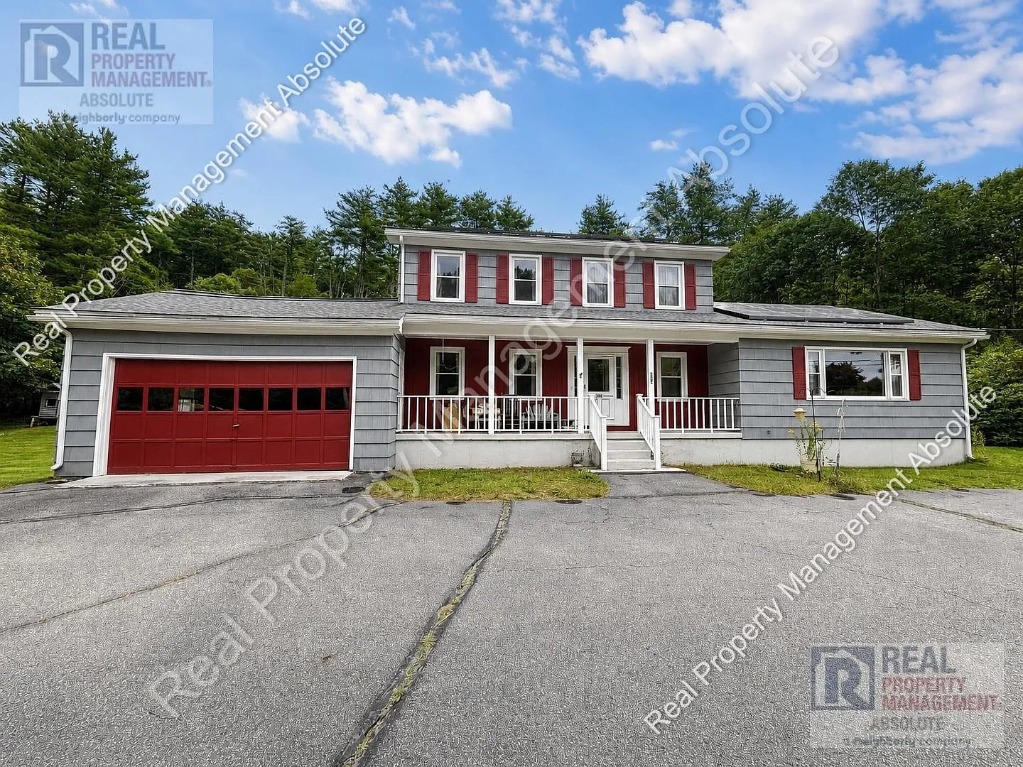 Large 4 bedroom Single Family with expansive yard — Photo 1