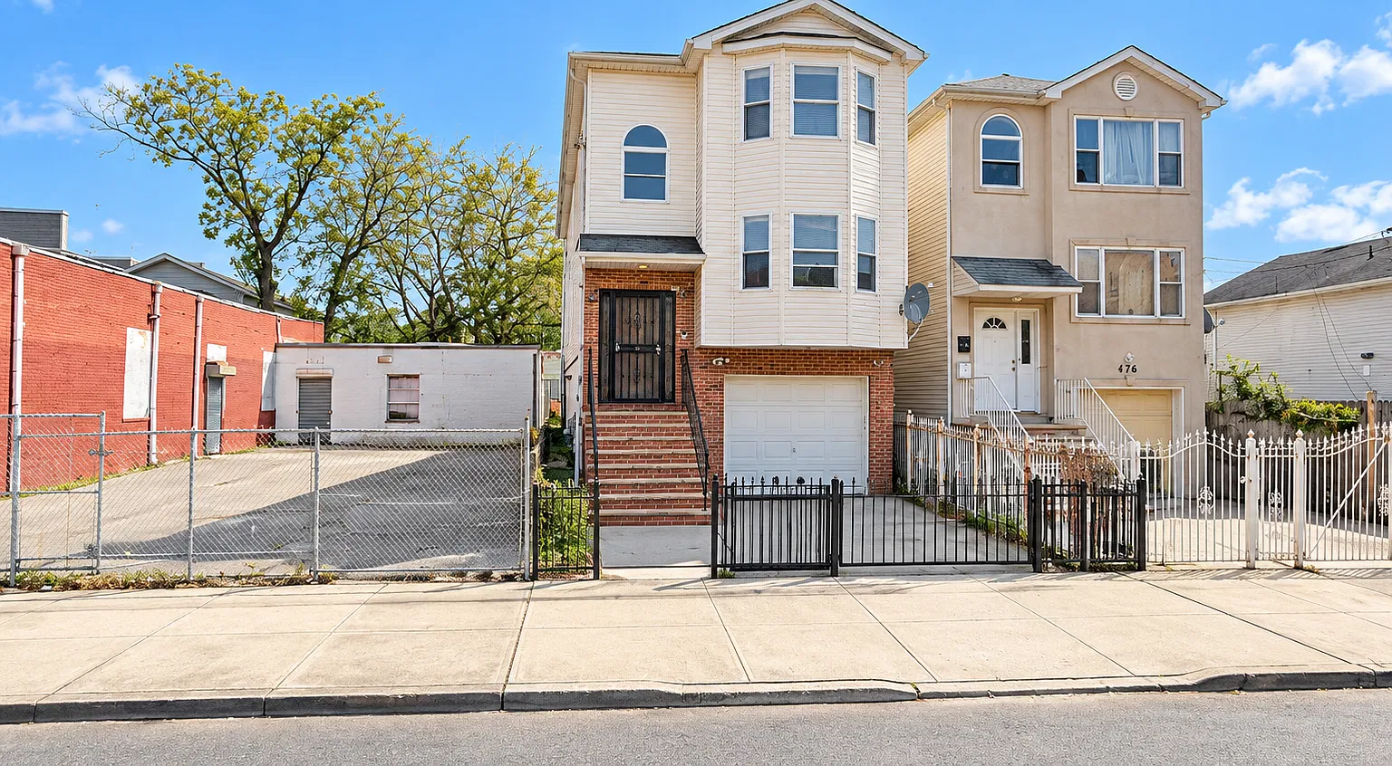 3 bed, 850 sqft, $2,300 — Photo 2